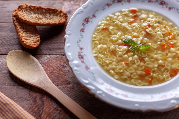 Comment utiliser des caisses en bois recyclées pour créer des jardinières de balcon ?